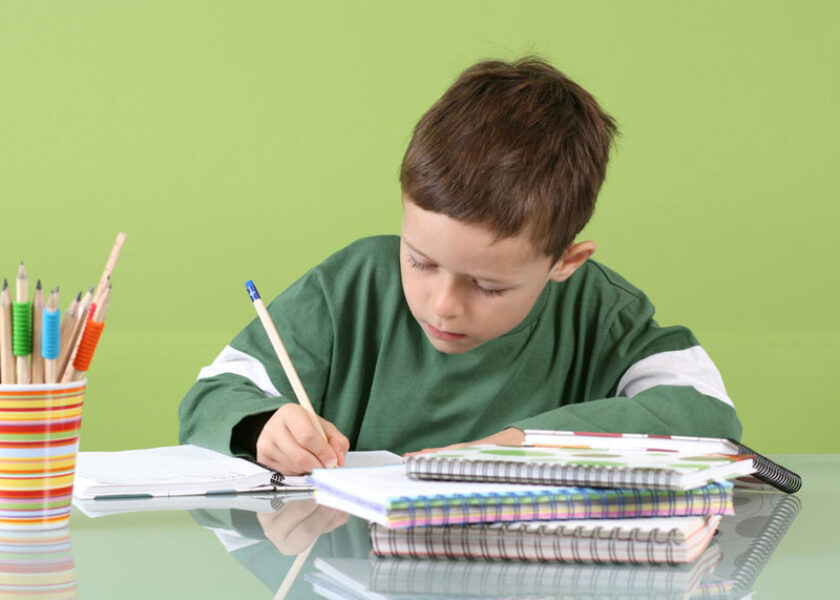 اهمیت تکالیف خانه در یادگیری پایدار دانش‌آموزان